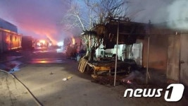 익산시 목천동 생활용품 물류창고서 화재…진화 중