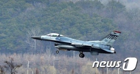 오산기지로 복귀하는 美 F-16