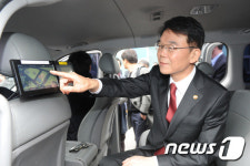 정밀 네비게이션 살펴보는 강호인 장관