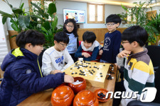 이세돌 vs 알파고 대결을 지켜보는 꿈나무들