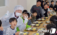 아이들과 사진찍는 조희연 교육감