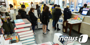 신학기 대학가 서점 교재구하는 줄