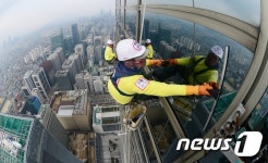봄맞이 외벽청소하는 트레이드타워
