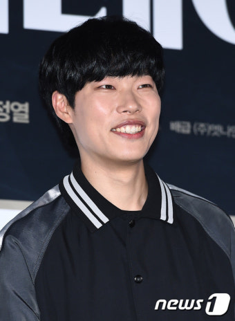 류준열, 꾸밈없는 호탕한 미소