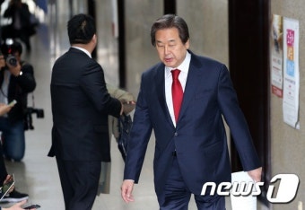 김무성, '유승민 공천 논의' 비공개 최고위 참석