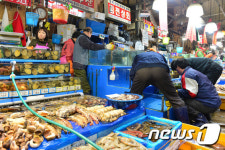 수조 옮기는 노량진 수산시장 상인들 현대화 건물로