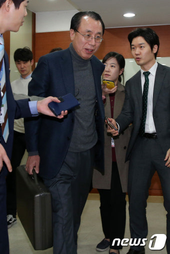 회의장 향하는 김회선 새누리당 공관위원
