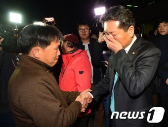 눈물 훔치는 정청래 의원 