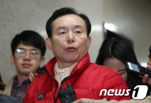 질문에 답하는 이인재