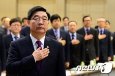 국민의례하는 이기권 장관