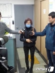 서울광장에 현금 2200여만원 뿌린 50대 여성