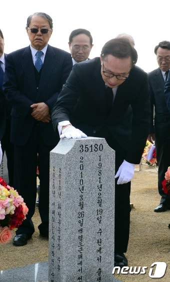 천안함 용사 묘비 어루만지는 이명박 전 대통령
