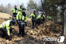 4세 여아 암매장 장소 수색하는 경찰