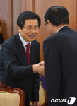 아동정책위원과 악수하는 황교안 총리