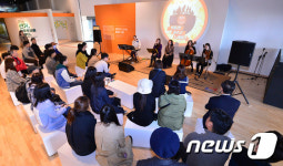무료공연 즐기는 시민들 오늘은 문화가 있는 날