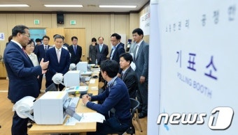사전투표 준비상황 점검하는 행정자치부 장관