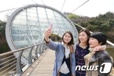 육교에서 만나는 시원한 물줄기
