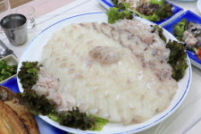 경치 즐기며 자연산 활어를 맛보는 고성대표 횟집