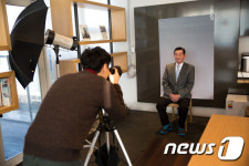 어르신의 행복을 찍어드려요…종로구 행복사진관 눈길
