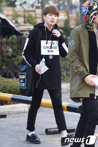 갓세븐 영재, '흰 양말에 발목 빼꼼~'