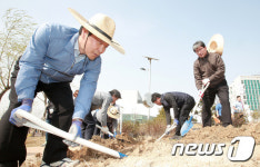 나무 심는 농진청 이양호 청장