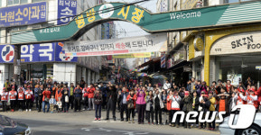 병방시장 앞에 모인 시민들
