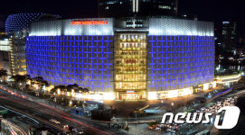 자폐인의 날 맞아 파란 LED 켠 롯데월드타워