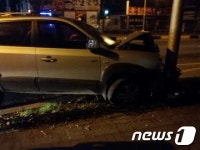 군산서 음주운전하던 40대 전봇대 들이 받아
