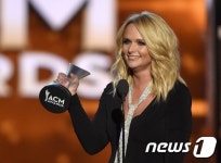 [사진] 미란다 램버트 “상 받았어요”