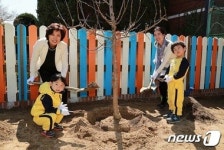 [동정]신계용 과천시장, 청사 어린이집서 기념식수
