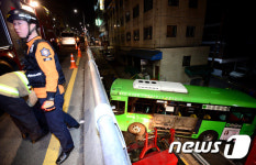 고가차도 아래로 추락한 마을버스