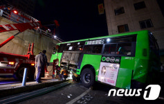 성산고가 아래로 추락한 마을버스