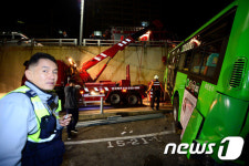 고가차도 아래로 추락한 마을버스