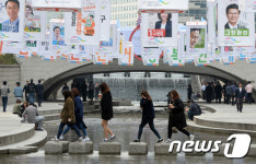 청계천 홍보물 보는 시민들