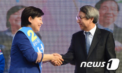 악수하는 서영교-정운찬