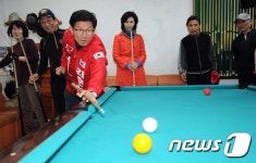 어른신들과 당구치는 김문수 후보와 노소영 관장