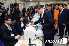 사전투표 체험 나선 김종재 명동장