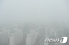 안개로 뿌연 대전도심