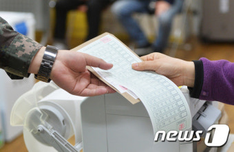 2016 총선 '사전투표 하는 아름다운 손'