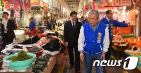 부평 시장 찾은 김종인 대표