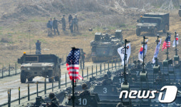 한국군 부교 건너는 미군 전투차량들