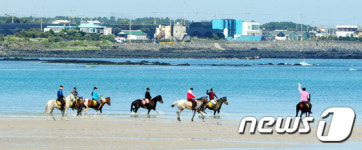 해변에서 즐기는 승마