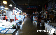 한쪽만 어두운 수산시장