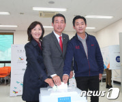 투표하는 황영철 새누리당 후보