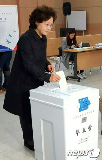 투표하는 권양숙 여사