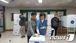 더민주 설훈, 부인과 계남고서 투표