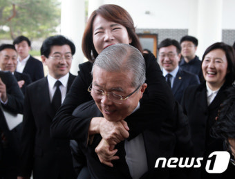 김종인 '강남을 전현희 당선인 어부바'