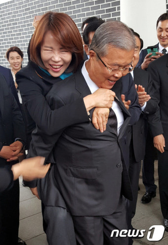 김종인 '강남대첩 전현희 당선인 어부바'