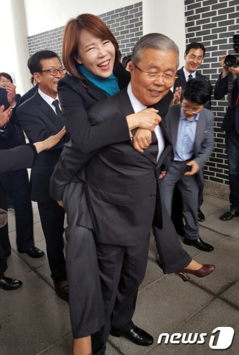 김종인 '전현희 당선인 어부바'