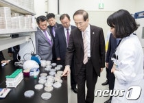 담수생물 연구시설 둘러보는 윤성규 장관